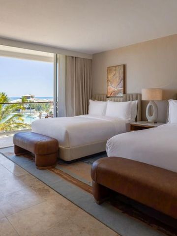 Zimmer mit zwei Betten und Balkon mit Meerblick