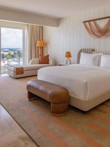 Geräumiges Zimmer mit großem Bett und Meerblick