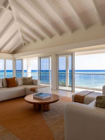 Lichtdurchflutetes Wohnzimmer mit Meerblick und moderner Einrichtung