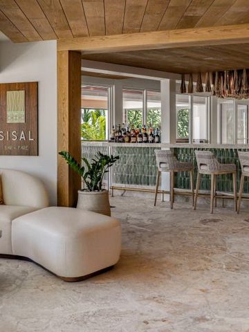 Moderne Hotelbar mit eleganten Sitzgelegenheiten und natürlichem Dekor