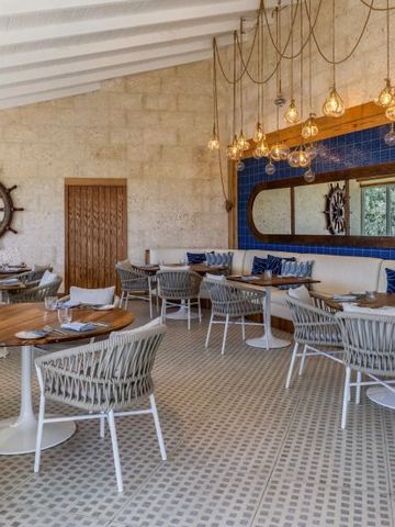 Helles Restaurant mit Seemannsdekoration und stilvollem Design