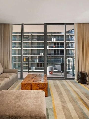 Geräumiges Wohnzimmer mit raumhohen Fenstern und Balkonblick