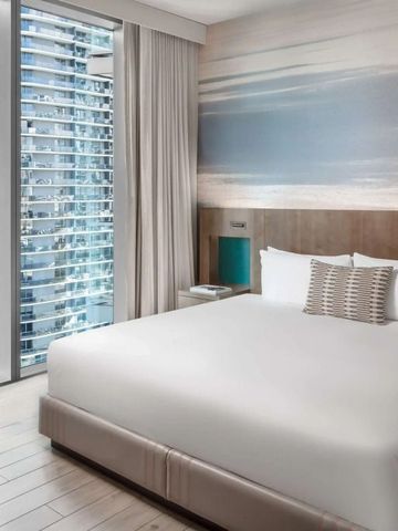 Helles Schlafzimmer mit großem Fenster und Kingsize-Bett