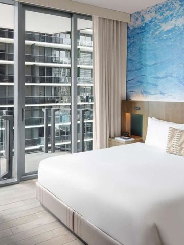 Modernes Hotelzimmer mit zusätzlichem Wandkunst und großem Fenster in Miami Skyline