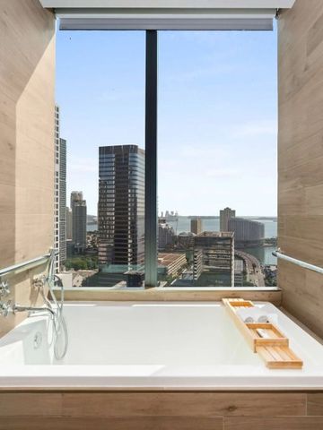 Badewanne mit Stadt- und Meerblick in einem modernen Badezimmer im EAST Miami