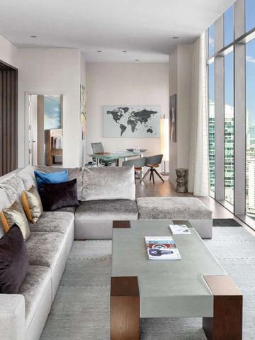 Luxuriöse Suite mit modernen Möbeln und Stadtblick