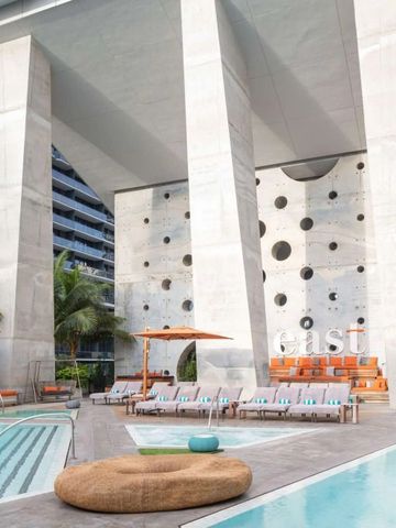 Hotelpoolbereich mit einzigartiger Architektur und Liegen