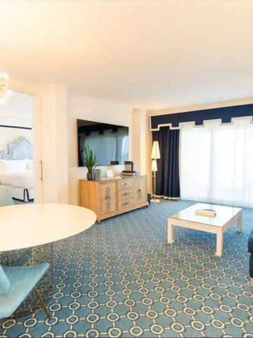 Geräumiges Wohnzimmer in Suite mit eleganter Möblierung und hellem Design