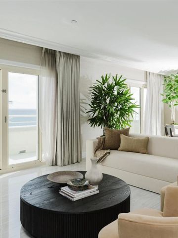 Geräumige Suite mit modernen Möbeln und großen Fenstern mit Meeresblick