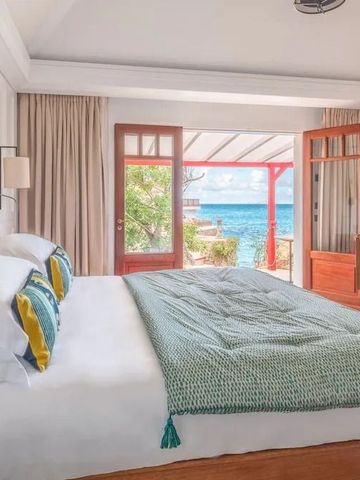 Luxuriöses Schlafzimmer mit Blick auf das Meer und großer Terrasse