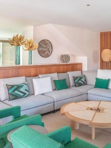 Moderne, stilvolle Lounge mit grünen Akzenten und komfortablen Sofas