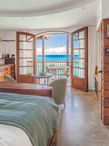 Schlafzimmer mit offener Terrasse und beeindruckendem Blick auf das Meer