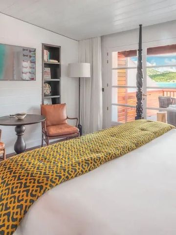 Edles Schlafzimmer mit Balkon und Ausblick aufs Meer im Eden Rock St Barths