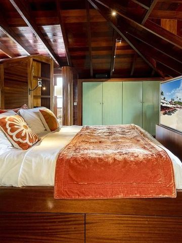 Luxuriöses Schlafzimmer mit Holzakzentdecke im Eden Rock St Barths