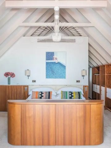 Geräumiges Schlafzimmer mit modernem Design und Dachschräge im Eden Rock St Barths