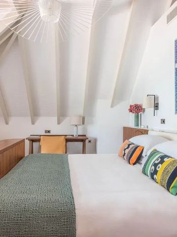 Helles Zimmer mit eleganter Einrichtung und Dachschräge im Eden Rock St Barths