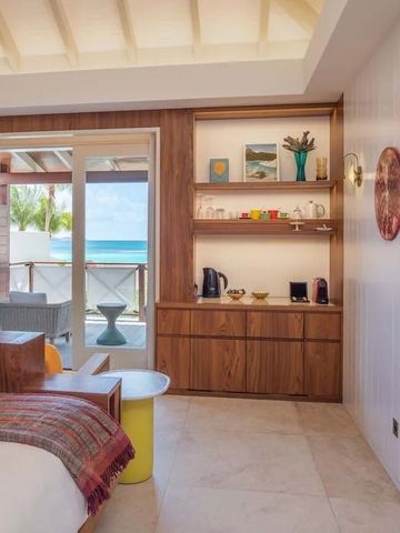 Schlafzimmer mit Meerblick und stilvoller Holzverkleidung im Eden Rock St Barths