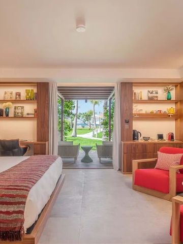 Luxuriöses Zimmer mit offenem Zugang zum Garten und stilvollen Möbeln