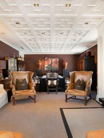 Luxuriös eingerichtete Lounge mit Ledersesseln und Kamin