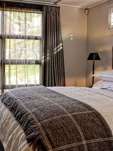 Helles Schlafzimmer mit großen Fenstern und modernem Design