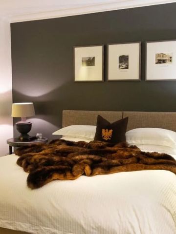 Modernes Doppelzimmer mit stilvollen Dekorationsakzenten