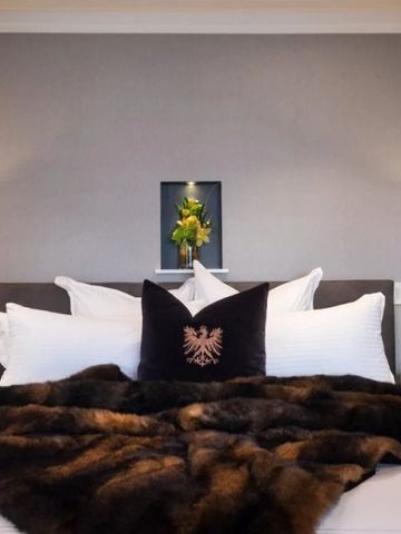 Gemütliches Hotelzimmer mit luxuriöser Bettwäsche und stilvollen Kissen