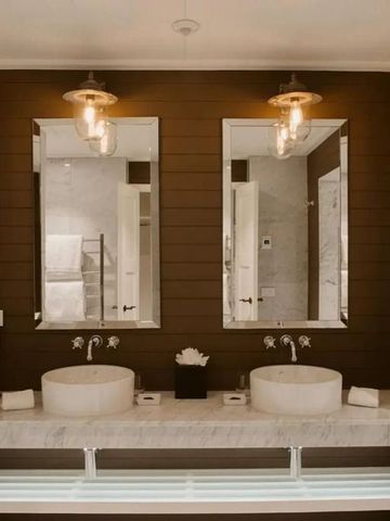 Modernes Badezimmer mit Doppelwaschbecken und großzügigem Spiegel