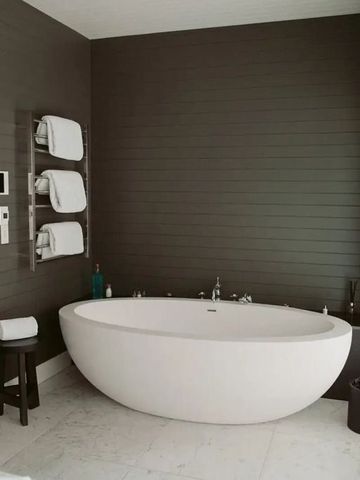 Modernes Badezimmer mit freistehender ovaler Badewanne und Handtuchhalter