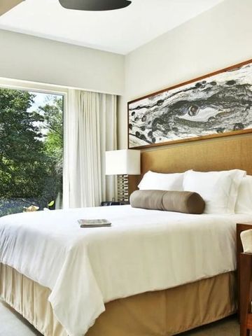 Hotelzimmer mit großem Fenster und natürlichem Licht