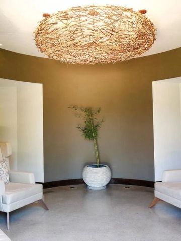 Helle, gemütliche Entspannungszone mit Designer-Sesseln