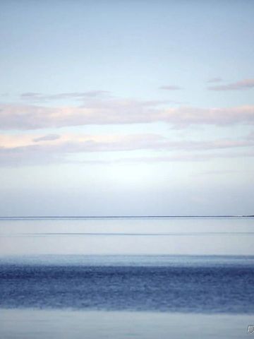 Ruhe und Stille über klarem Ozean bei Sonnenuntergang