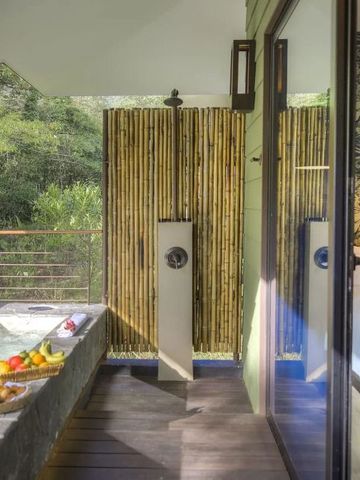 Terrasse mit Poolzugang und natürlichem Bambus-Sichtschutz