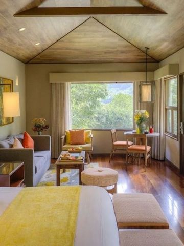 Helle Suite mit gemütlichen Sitzbereichen und Panoramafenstern.