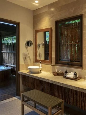 Luxuriöses Badezimmer mit Zugang zu privatem Whirlpool im Freien.