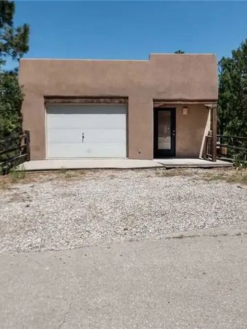 Moderne Ferienvilla mit minimalistischem Design und großer Garagentür