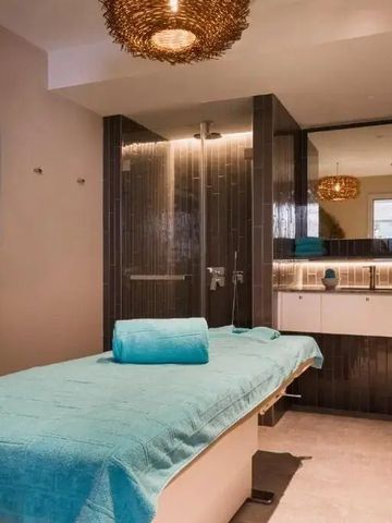 Wellnessraum mit Massageliege und stilvoller Beleuchtung