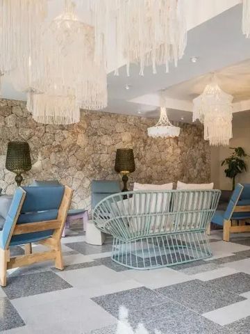 Gemütliche Lounge mit modernen Sitzmöbeln und dekorativen Leuchten