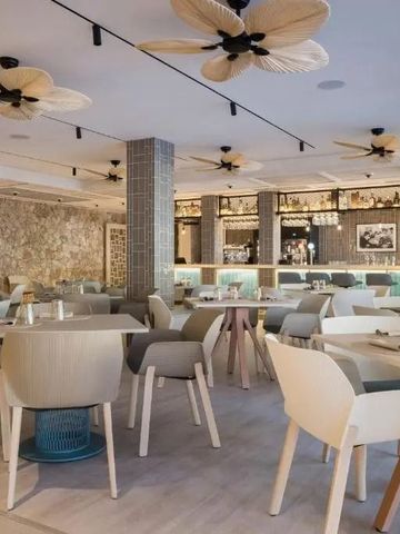 Elegantes Restaurant mit moderner Einrichtung und großen Fenstern