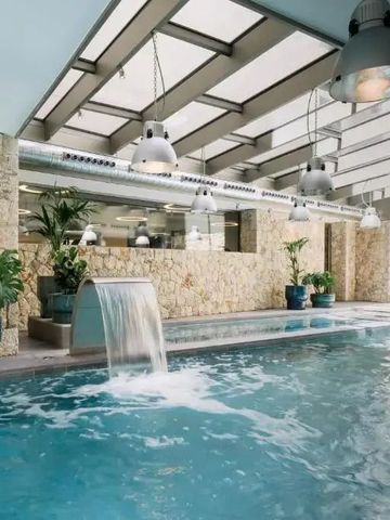 Luxuriöser Innenpool mit Wasserfall und pflanzlicher Dekoration