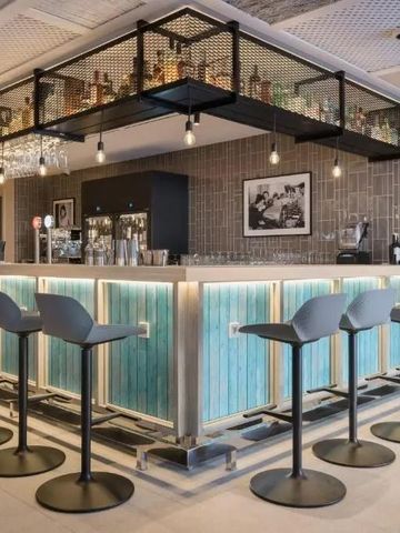 Moderne Bar mit stilvoller Beleuchtung und gemütlichen Sitzgelegenheiten