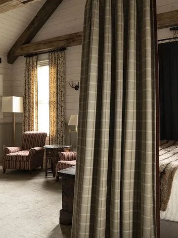 Luxuriöses Zimmer mit Holzbalken und Vorhängen