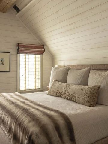 Helles Zimmer mit Dachschräge und stilvollen Dekorationen in der Eleven Scarp Ridge Lodge