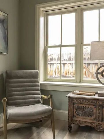 Einladende Leseecke mit komfortablem Sessel und stilvoller Dekoration in der Eleven Scarp Ridge Lodge