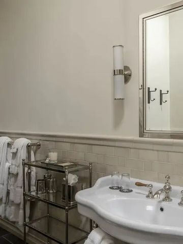 Stilvolles Badezimmer mit Doppelwaschbecken und eleganten Details in der Eleven Scarp Ridge Lodge