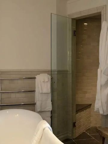 Elegantes Badezimmer mit freistehender Badewanne und Dusche