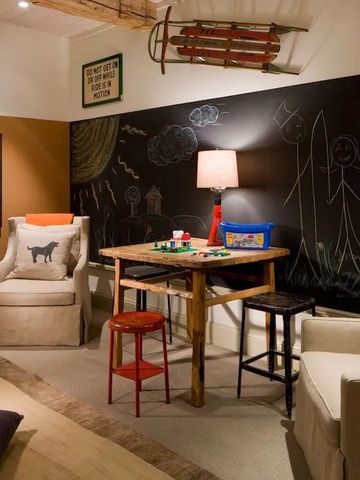 Gemütlicher Kinderspielbereich mit Tafelwand und Spielsachen