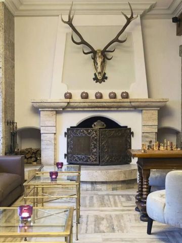 Gemütliche Lounge mit Kamin und Jagdtrophäen an der Wand