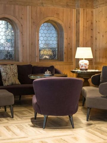 Komfortabler Sitzbereich mit stilvoller Inneneinrichtung und Kunstwerken