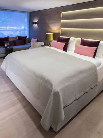 Luxuriöses Hotelzimmer mit Doppelbett, stilvollen Kissen und modernem Design
