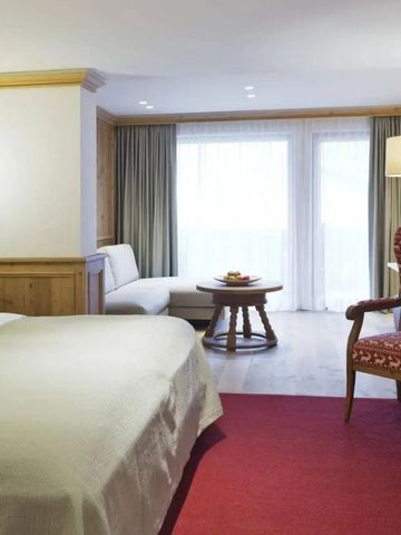 Komfortables Hotelzimmer mit gemütlichem Sessel und holzverzierter Einrichtung